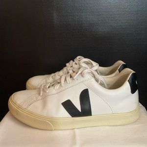 VEJA "Esplar" sneakers in leather and rubber, V logo on sides, US women’s size 6